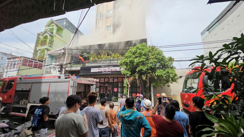 Cứu 15 người ra khỏi vụ ch&aacute;y nh&agrave; d&acirc;n kết hợp cho thu&ecirc; trọ- Ảnh 2.