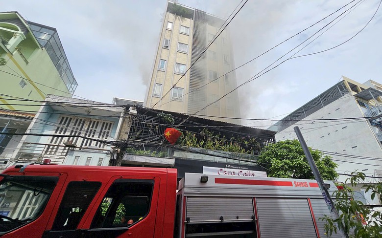 Cứu 15 người ra khỏi vụ ch&aacute;y nh&agrave; d&acirc;n kết hợp cho thu&ecirc; trọ