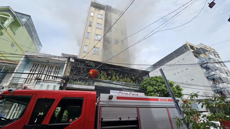 Cứu 15 người ra khỏi vụ ch&aacute;y nh&agrave; d&acirc;n kết hợp cho thu&ecirc; trọ- Ảnh 1.