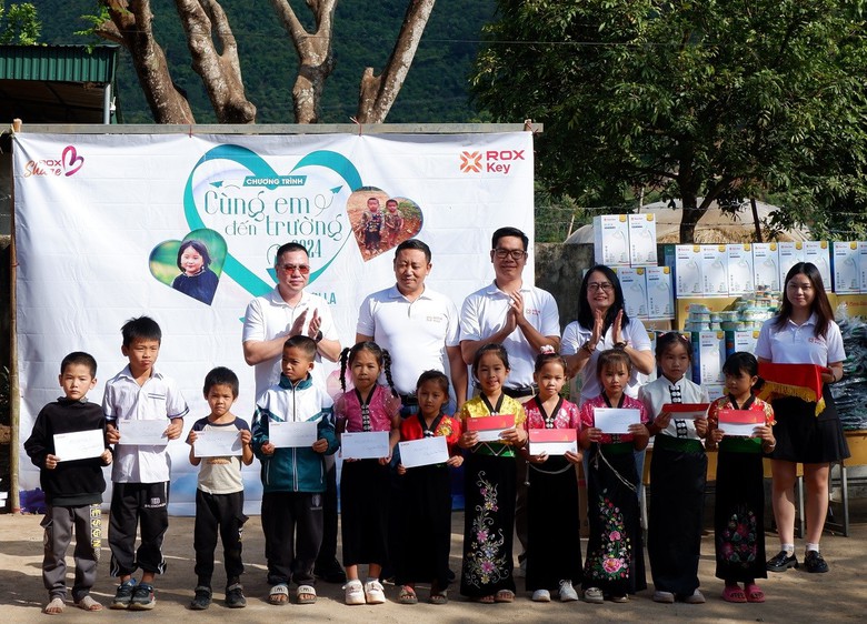 ROX Key tiếp sức cùng em đến trường ở Chiềng Ban- Ảnh 2. ROX Key tiếp sức cùng em đến trường ở Chiềng Ban- Ảnh 2.