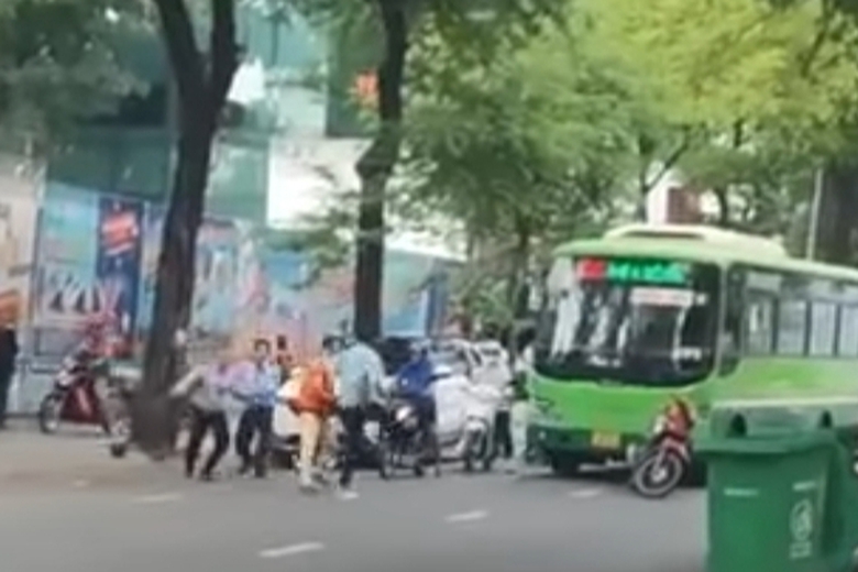 N&aacute;o loạn cảnh t&agrave;i xế, nh&acirc;n vi&ecirc;n xe bu&yacute;t dừng giữa đường ẩu đả với người giao h&agrave;ng- Ảnh 1.