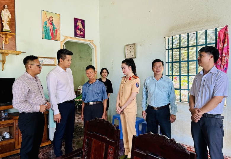Thương cảnh ông nội già yếu 17 năm nuôi hai cháu mồ côi cha mẹ do TNGT- Ảnh 1. Thương cảnh ông nội già yếu 17 năm nuôi hai cháu mồ côi cha mẹ do TNGT- Ảnh 1.