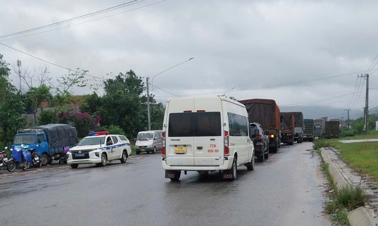 Sạt lở g&acirc;y tắc đ&egrave;o An Kh&ecirc; đang được khắc phục thế n&agrave;o?- Ảnh 7.