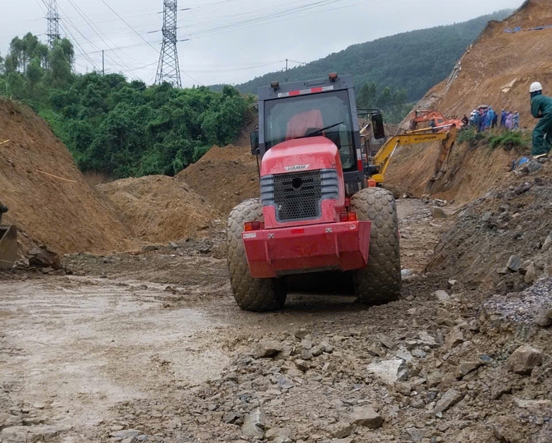 Sạt lở g&acirc;y tắc đ&egrave;o An Kh&ecirc; đang được khắc phục thế n&agrave;o?- Ảnh 6.