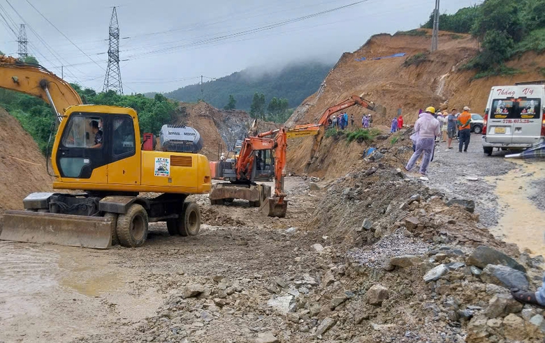 Sạt lở g&acirc;y tắc đ&egrave;o An Kh&ecirc; đang được khắc phục thế n&agrave;o?- Ảnh 5.