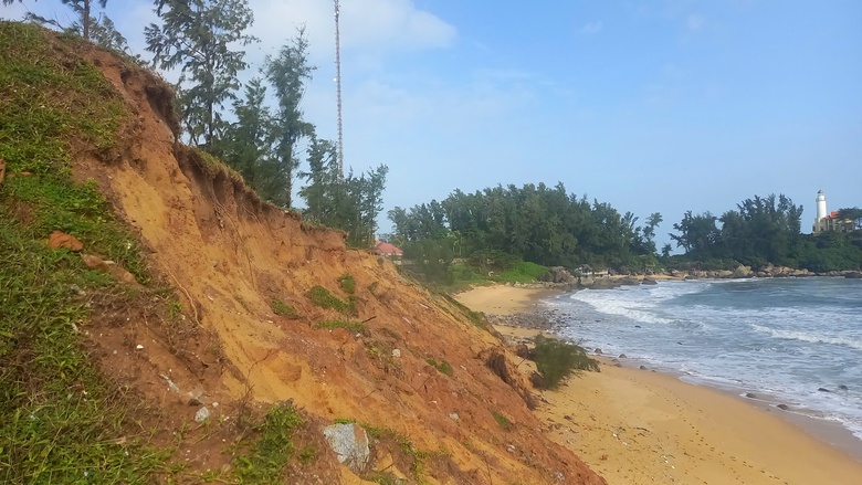 Quảng Ngãi: Sạt lở bờ biển uy hiếp đường giao thông, nhà máy lọc dầu- Ảnh 1. Quảng Ngãi: Sạt lở bờ biển uy hiếp đường giao thông, nhà máy lọc dầu- Ảnh 1.