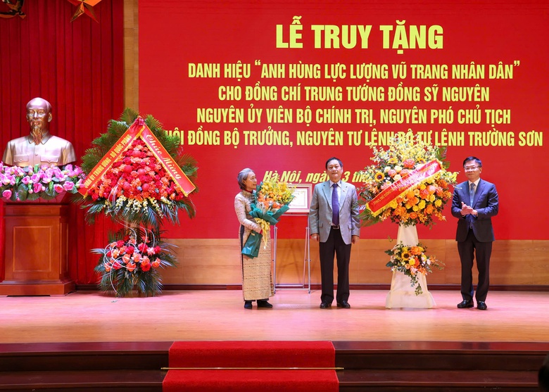 Truy tặng danh hiệu Anh h&ugrave;ng Lực lượng vũ trang nh&acirc;n d&acirc;n cho cố Trung tướng Đồng Sỹ Nguy&ecirc;n- Ảnh 2.