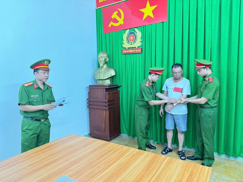 Bắt khẩn cấp t&agrave;i xế, phụ xe bu&yacute;t ẩu đả với nh&acirc;n vi&ecirc;n giao h&agrave;ng g&acirc;y n&aacute;o loạn tr&ecirc;n đường- Ảnh 2.