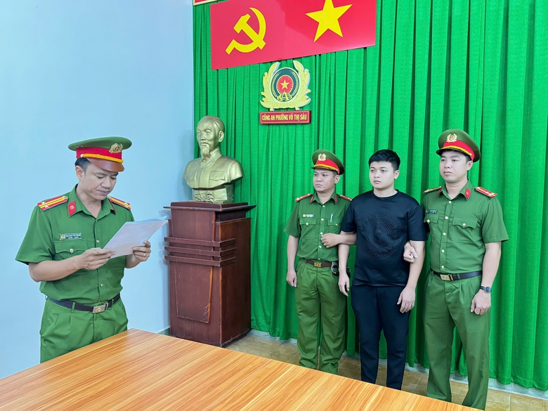 Bắt khẩn cấp t&agrave;i xế, phụ xe bu&yacute;t ẩu đả với nh&acirc;n vi&ecirc;n giao h&agrave;ng g&acirc;y n&aacute;o loạn tr&ecirc;n đường- Ảnh 3.