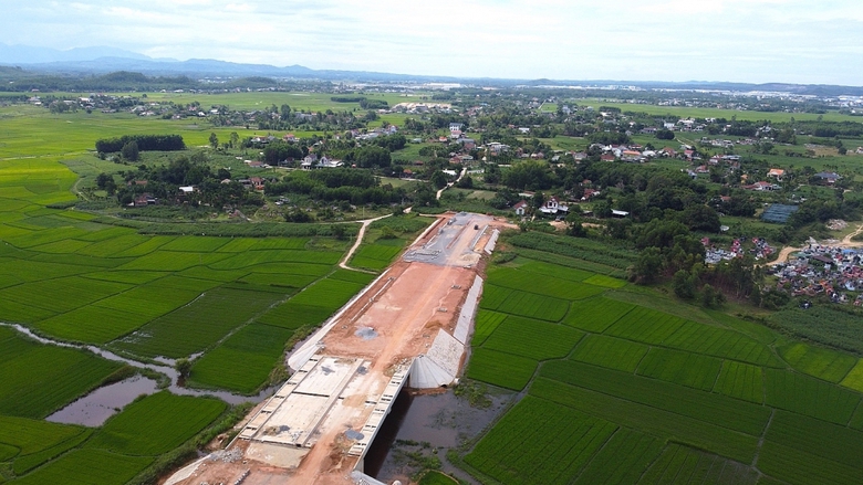 Quảng Ng&atilde;i t&igrave;m c&aacute;ch gỡ vướng, ho&agrave;n th&agrave;nh dự &aacute;n đường 700 tỷ trong năm 2025- Ảnh 1.
