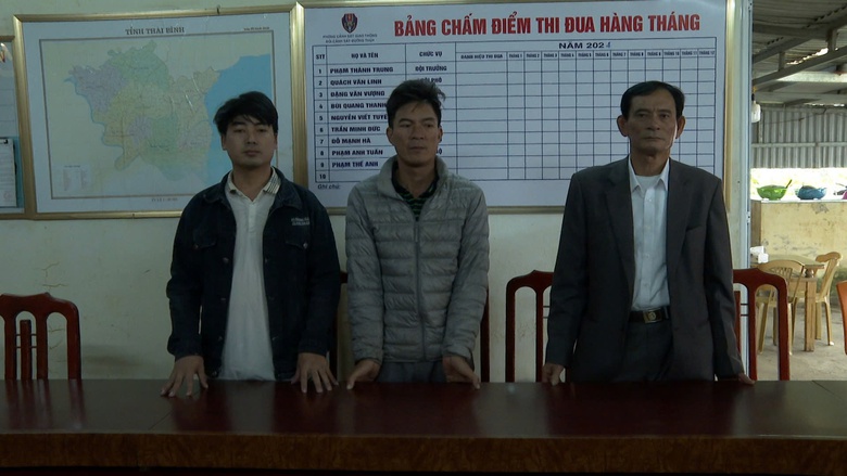 CSGT 3 tỉnh phối hợp bắt t&agrave;u khai th&aacute;c c&aacute;t tr&aacute;i ph&eacute;p tr&ecirc;n s&ocirc;ng Hồng- Ảnh 2.