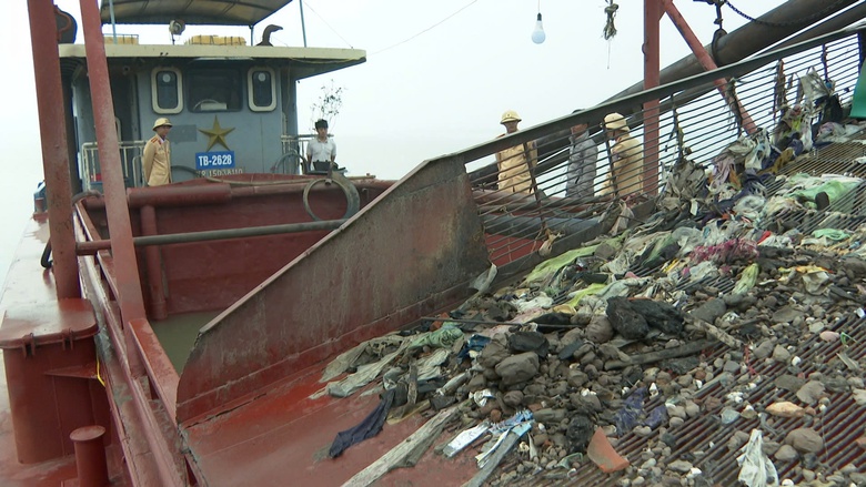 CSGT 3 tỉnh phối hợp bắt t&agrave;u khai th&aacute;c c&aacute;t tr&aacute;i ph&eacute;p tr&ecirc;n s&ocirc;ng Hồng- Ảnh 1.