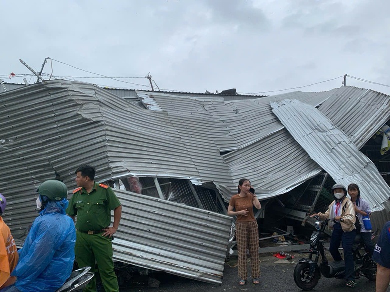 Lốc xo&aacute;y l&agrave;m tốc m&aacute;i 64 căn nh&agrave; ở S&oacute;c Trăng- Ảnh 7.