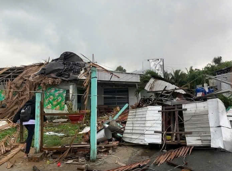 Lốc xo&aacute;y l&agrave;m tốc m&aacute;i 64 căn nh&agrave; ở S&oacute;c Trăng- Ảnh 4.