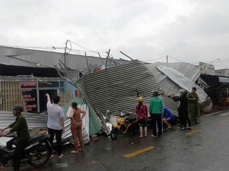 Lốc xo&aacute;y l&agrave;m tốc m&aacute;i 64 căn nh&agrave; ở S&oacute;c Trăng- Ảnh 5.