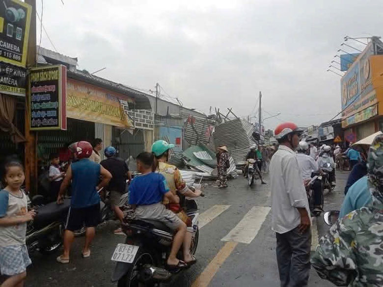 Lốc xo&aacute;y l&agrave;m tốc m&aacute;i 64 căn nh&agrave; ở S&oacute;c Trăng- Ảnh 8.