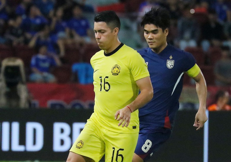 AFF Cup 2024: Thủ m&ocirc;n mắc sai lầm kh&oacute; hiểu, Malaysia "tặng" chiến thắng cho Th&aacute;i Lan- Ảnh 1.