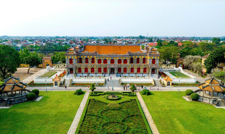 Kh&aacute;m ph&aacute; ng&ocirc;i điện chỉ c&ograve;n nền m&oacute;ng được phục hồi th&agrave;nh điểm đến thu h&uacute;t du kh&aacute;ch ở Huế- Ảnh 1.