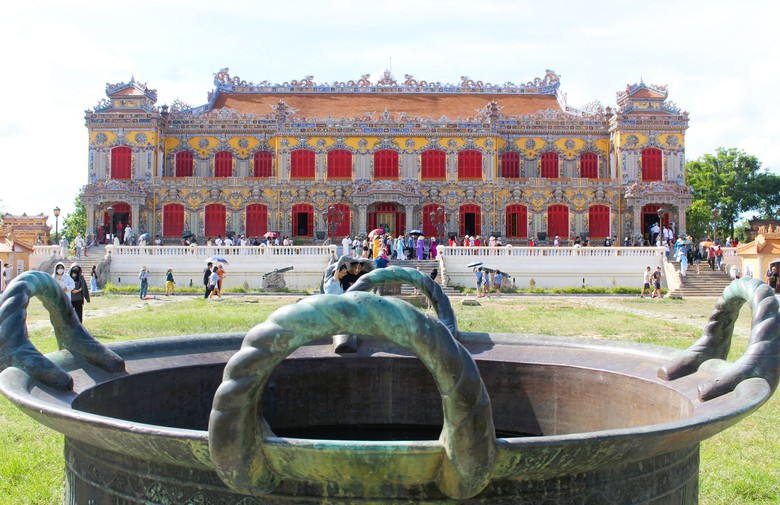 Kh&aacute;m ph&aacute; ng&ocirc;i điện chỉ c&ograve;n nền m&oacute;ng được phục hồi th&agrave;nh điểm đến thu h&uacute;t du kh&aacute;ch ở Huế- Ảnh 2.