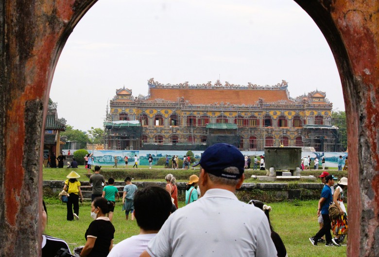 Kh&aacute;m ph&aacute; ng&ocirc;i điện chỉ c&ograve;n nền m&oacute;ng được phục hồi th&agrave;nh điểm đến thu h&uacute;t du kh&aacute;ch ở Huế- Ảnh 7.