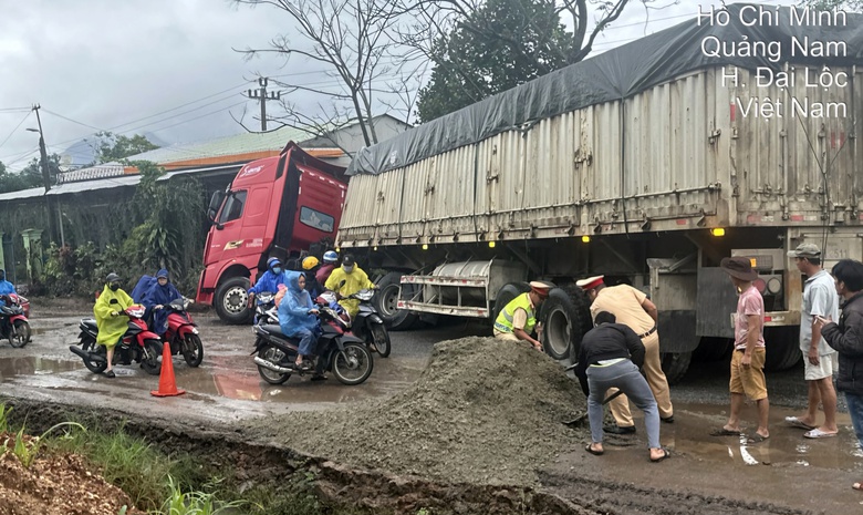 Mặt đường QL14B qua Quảng Nam bong tr&oacute;c, chi ch&iacute;t ổ g&agrave; sau mưa lớn- Ảnh 1.
