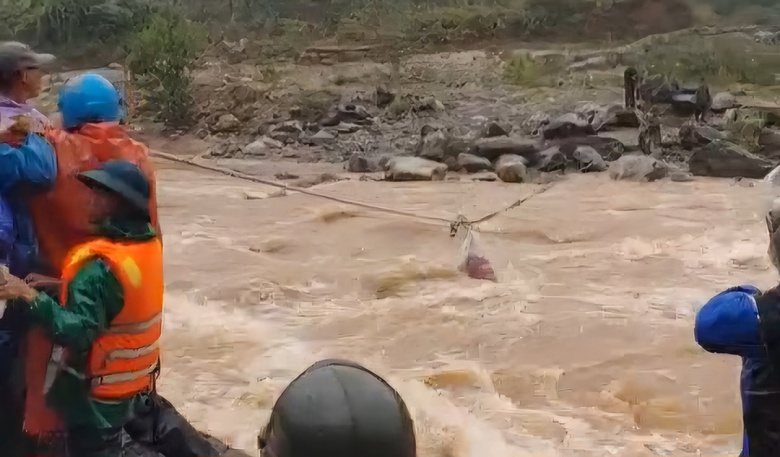 Bốn người mắc kẹt giữa d&ograve;ng nước lũ ở Quảng Nam, nhận tiếp tế qua r&ograve;ng rọc- Ảnh 1.