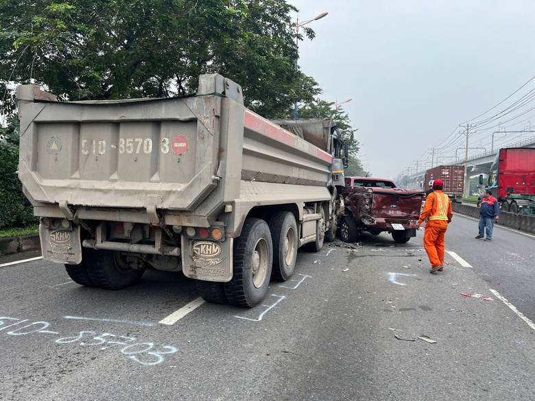 Xe ben t&ocirc;ng loạn xạ g&acirc;y tai nạn li&ecirc;n ho&agrave;n với loạt xe chờ đ&egrave;n đỏ tr&ecirc;n đường V&otilde; Nguy&ecirc;n Gi&aacute;p- Ảnh 3.