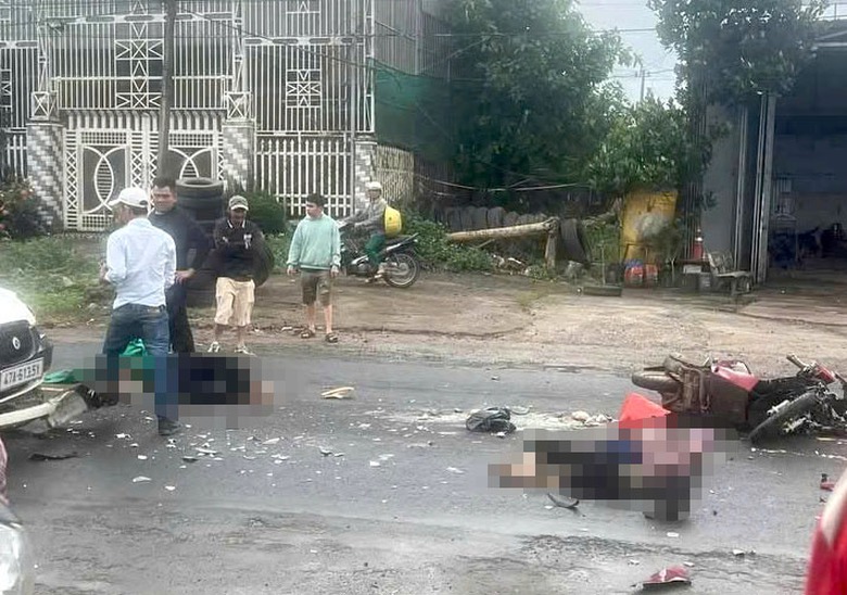 Xe m&aacute;y lấn l&agrave;n t&ocirc;ng trực diện v&agrave;o &ocirc; t&ocirc;, hai người phụ nữ nguy kịch- Ảnh 1.