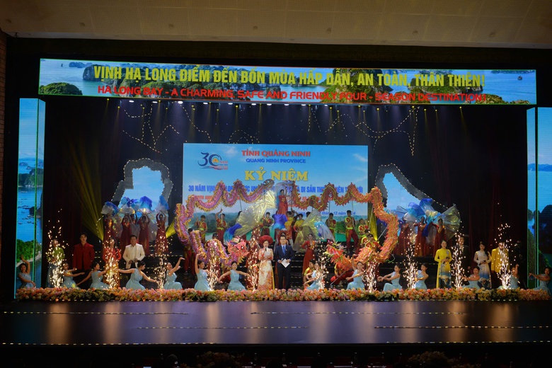 Kỷ niệm 30 năm vịnh Hạ Long được UNESCO vinh danh Di sản thiên nhiên thế giới- Ảnh 1. Kỷ niệm 30 năm vịnh Hạ Long được UNESCO vinh danh Di sản thiên nhiên thế giới- Ảnh 1.