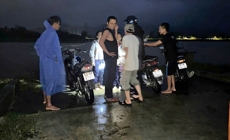 Bị nước cuốn trôi, 3 học sinh may mắn thoát nạn- Ảnh 1. Bị nước cuốn trôi, 3 học sinh may mắn thoát nạn- Ảnh 1.