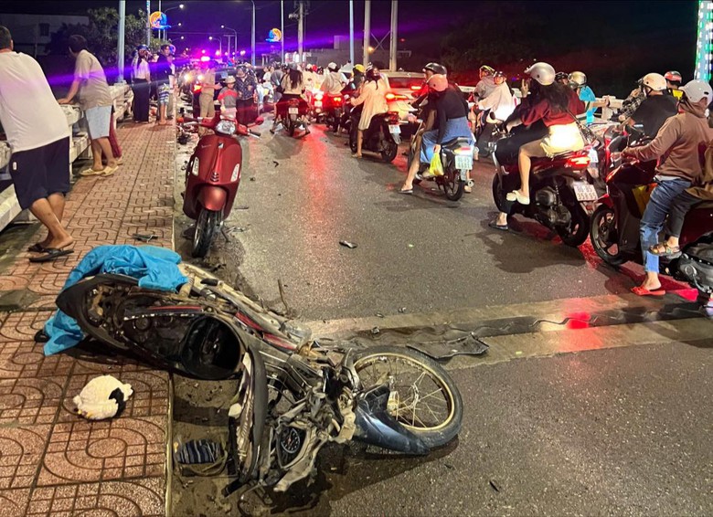 Tai nạn li&ecirc;n ho&agrave;n &ocirc; t&ocirc; với 3 xe m&aacute;y, 5 người bị thương ở B&igrave;nh Thuận- Ảnh 2.