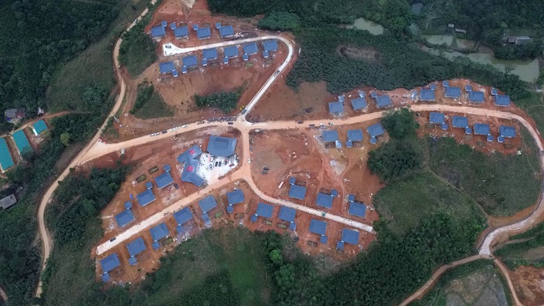 Bộ Quốc ph&ograve;ng b&agrave;n giao nh&agrave;, tặng qu&agrave; người d&acirc;n L&agrave;ng Nủ- Ảnh 3.