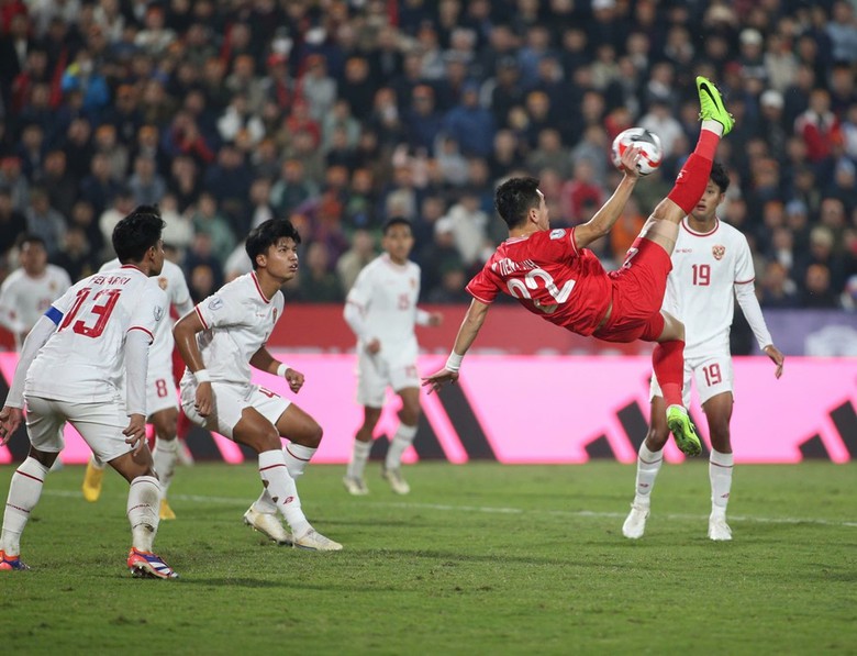CĐV Indonesia có hành động bất ngờ với tuyển Việt Nam sau trận quyết đấu tại AFF Cup- Ảnh 1. CĐV Indonesia có hành động bất ngờ với tuyển Việt Nam sau trận quyết đấu tại AFF Cup- Ảnh 1.