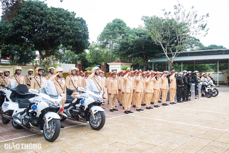 CSGT Đắk Lắk ra qu&acirc;n cao điểm bảo đảm an to&agrave;n giao th&ocirc;ng dịp lễ, Tết 2025- Ảnh 4.