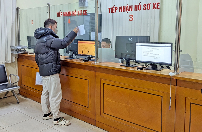 Hết cảnh chen chúc, xếp hàng đăng ký ô tô- Ảnh 1. Hết cảnh chen chúc, xếp hàng đăng ký ô tô- Ảnh 1.