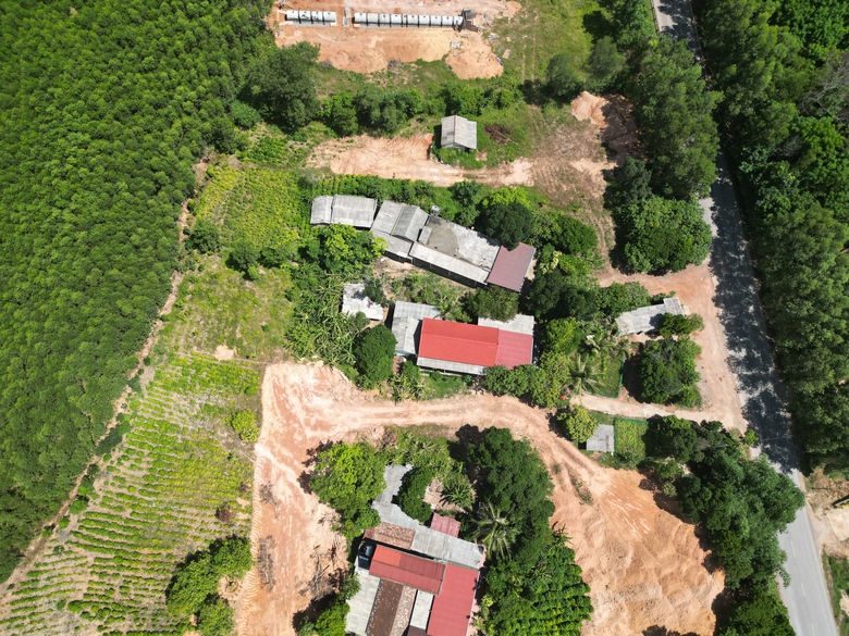 Chủ đầu tư, nhà thầu cao tốc Vạn Ninh - Cam Lộ "đứng, ngồi không yên" vì vướng mặt bằng- Ảnh 2. Chủ đầu tư, nhà thầu cao tốc Vạn Ninh - Cam Lộ "đứng, ngồi không yên" vì vướng mặt bằng- Ảnh 2.