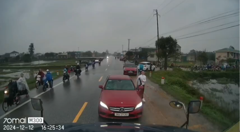 C&ocirc;ng an x&aacute;c minh vụ xe Mercedes dừng ngược chiều giữa đường, chặn đầu xe container- Ảnh 1.