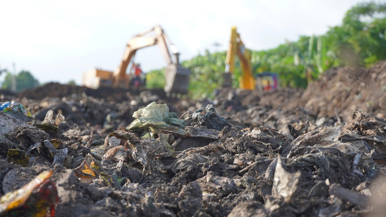 Ráo riết di dời bãi rác chắn cao tốc Cần Thơ - Cà Mau - Ảnh 5. Ráo riết di dời bãi rác chắn cao tốc Cần Thơ - Cà Mau - Ảnh 5.