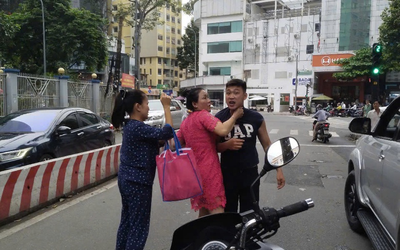 Bắt khẩn cấp t&agrave;i xế &ocirc; t&ocirc; đấm li&ecirc;n tục v&agrave;o mặt người đi xe m&aacute;y- Ảnh 1.