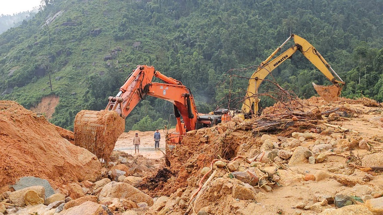 Cận cảnh hiện trường sạt lở tại Km43, đường đ&egrave;o Kh&aacute;nh L&ecirc;- Ảnh 4.