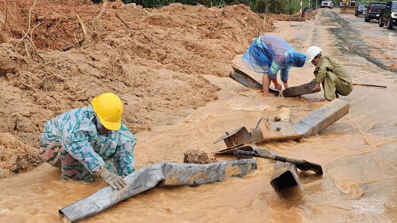 Cận cảnh hiện trường sạt lở tại Km43, đường đ&egrave;o Kh&aacute;nh L&ecirc;- Ảnh 9.