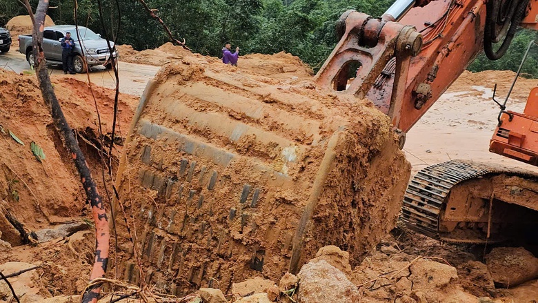 Cận cảnh hiện trường sạt lở tại Km43, đường đ&egrave;o Kh&aacute;nh L&ecirc;- Ảnh 5.