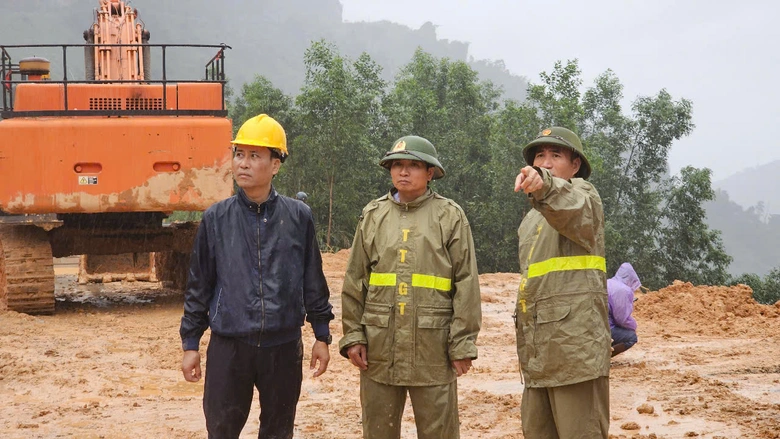 Cận cảnh hiện trường sạt lở tại Km43, đường đ&egrave;o Kh&aacute;nh L&ecirc;- Ảnh 6.