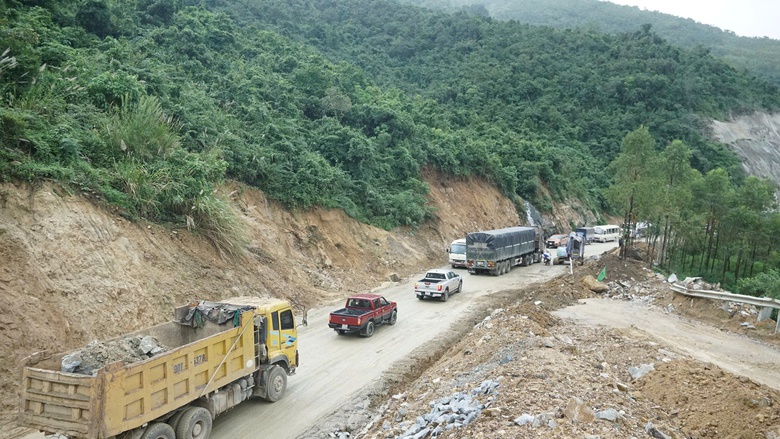 Nỗ lực xử l&yacute; sạt lở để th&ocirc;ng đ&egrave;o An Kh&ecirc;- Ảnh 2.