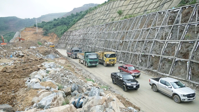 Nỗ lực xử l&yacute; sạt lở để th&ocirc;ng đ&egrave;o An Kh&ecirc;- Ảnh 3.