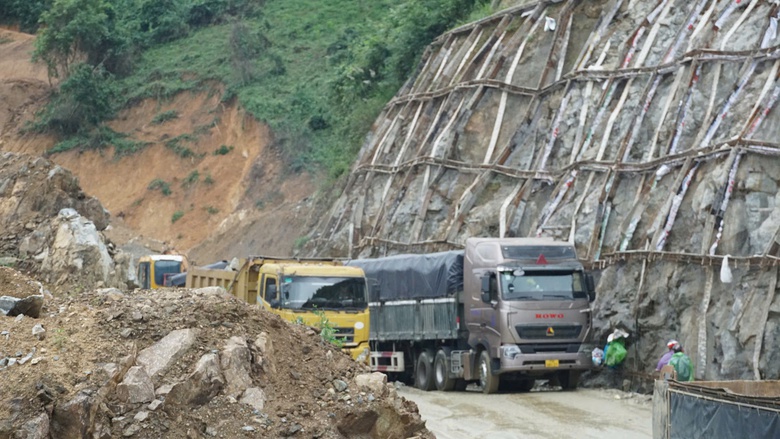 Nỗ lực xử l&yacute; sạt lở để th&ocirc;ng đ&egrave;o An Kh&ecirc;- Ảnh 7.