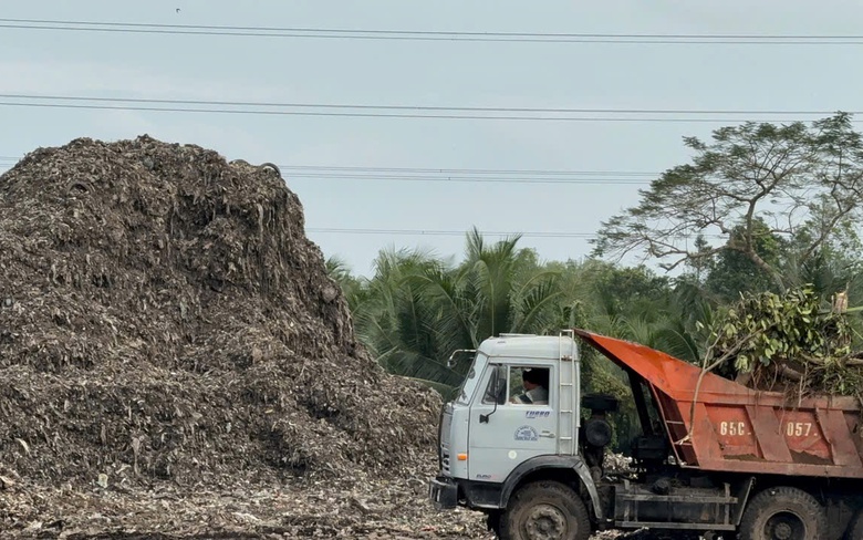 R&aacute;o riết di dời b&atilde;i r&aacute;c chắn cao tốc Cần Thơ - C&agrave; Mau