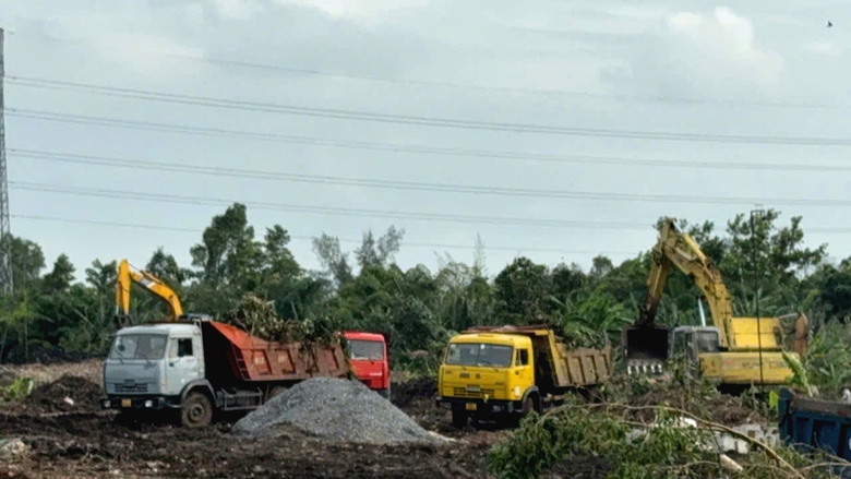 Ráo riết di dời bãi rác chắn cao tốc Cần Thơ - Cà Mau - Ảnh 2. Ráo riết di dời bãi rác chắn cao tốc Cần Thơ - Cà Mau - Ảnh 2.