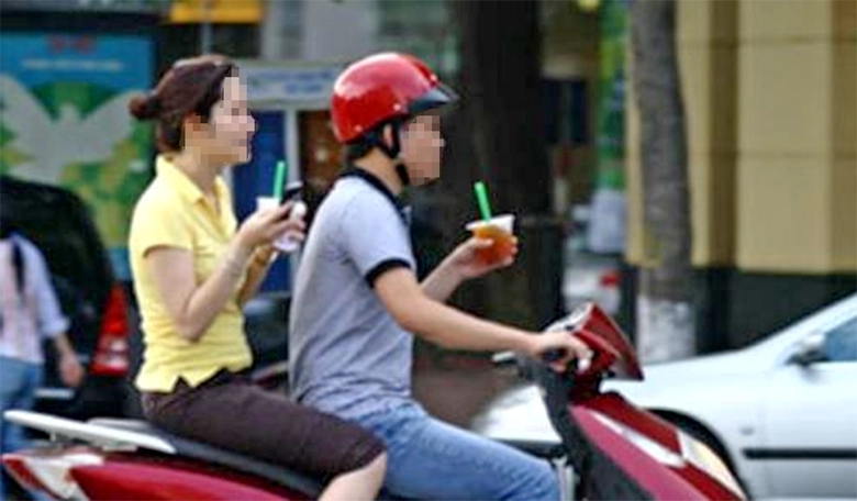 L&aacute;i xe bằng một tay c&oacute; bị phạt hay kh&ocirc;ng?- Ảnh 1.