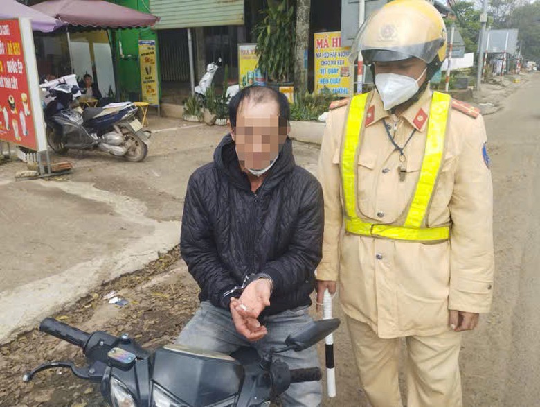 Bắt giữ người đi xe m&aacute;y kh&ocirc;ng bằng l&aacute;i, t&agrave;ng trữ v&agrave; dương t&iacute;nh với ma t&uacute;y- Ảnh 1.
